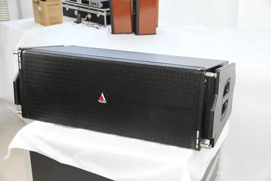 Пассивный линейный массив, используемый на уличных шоу. Профессиональные аудиосистемы линейного массива.